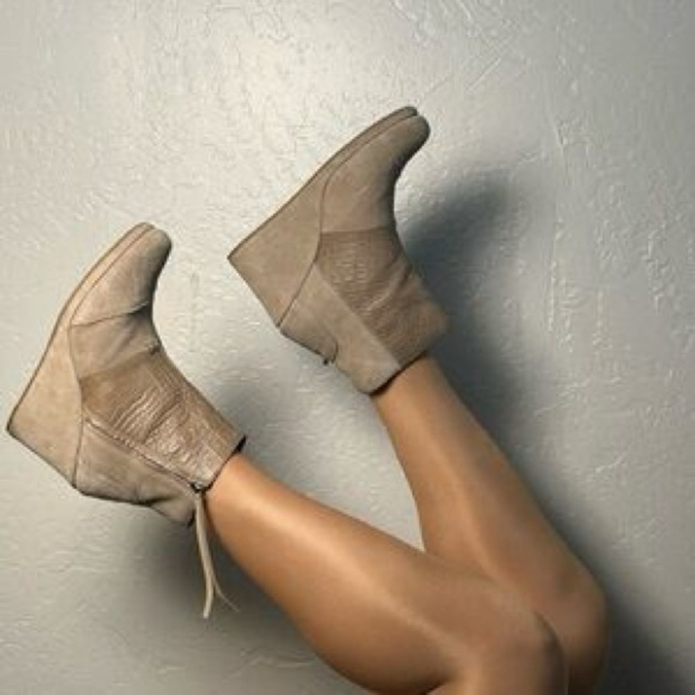 Toms Desert Taupe Beige Suede Croco
Embossed Wedge Ankle Boots Women's Zip Up